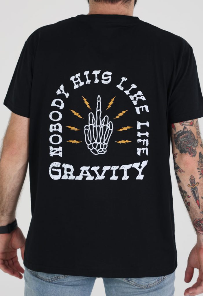 Remera Gravity – Nobody Hits Like Life